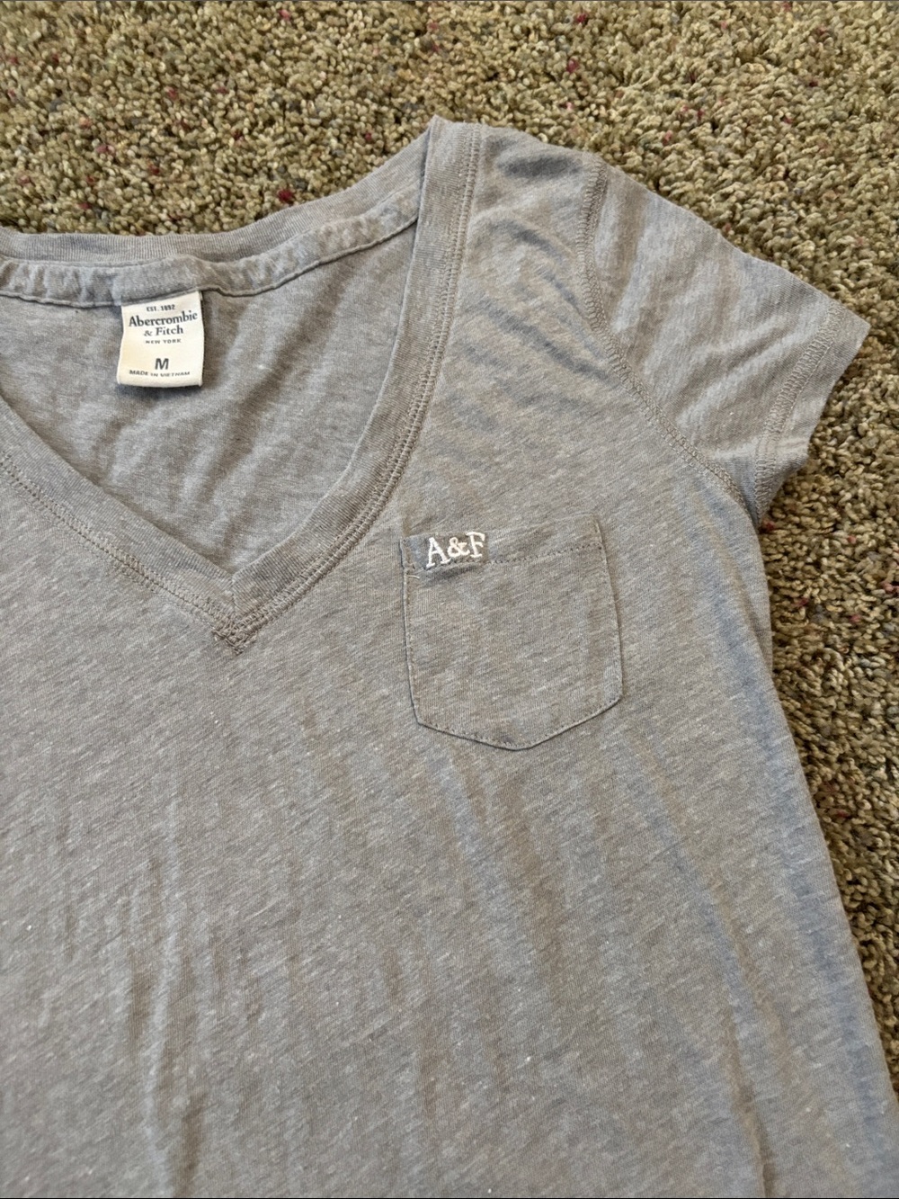 Abercrombie & Fitch Vintage Y2K Gray V-Neck Pocket Tee - Women's Sz Medium - Picture 2 of 7